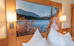 Auszeit im Zimmer mit Berg- oder Seeblick genießen.