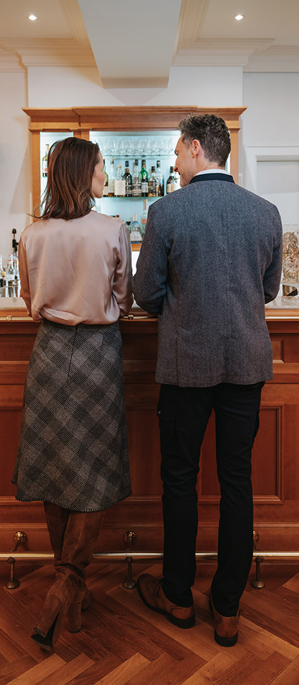 Vor dem Abendessen an der Bar einen Aperitif trinken