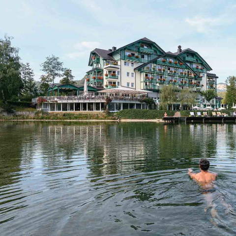 Direkt vorm Hotel in den See