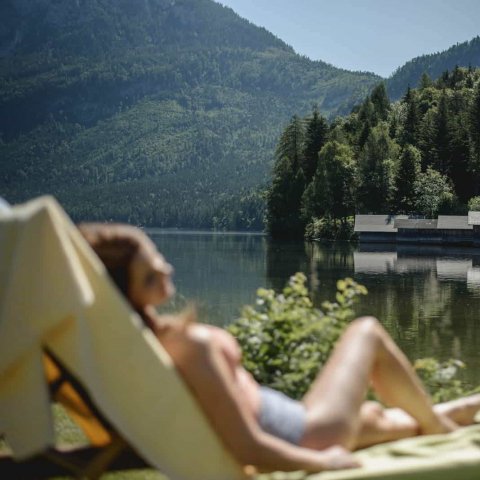 Gönnen Sie sich eine Auszeit und entspannen Sie auf einer Liege direkt am Altaussee an der Seevilla