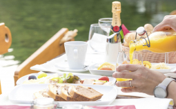 Frühstück auf dem See, an einem Sommertag genießen