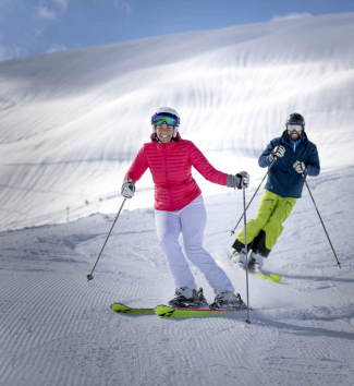 Skifahren am Loser Berg, im Winter unter blauem Himmel