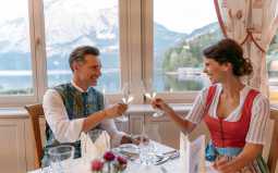 Abendessen mit Blick auf den See im Restaurant Seevilla