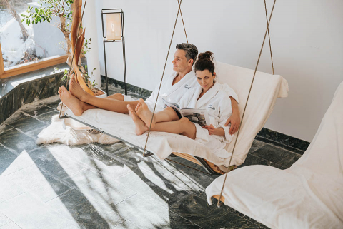 Entspannen in der Schwebeliege im Wellnessbereich