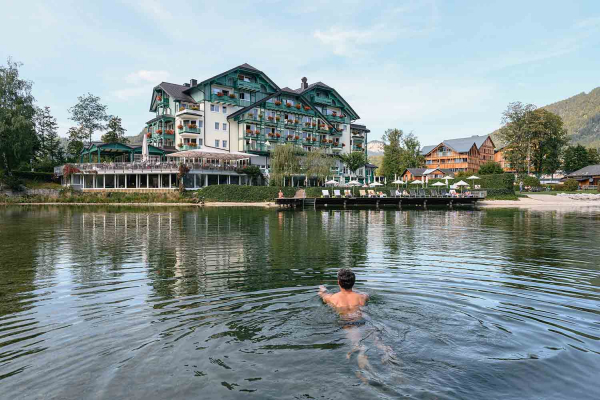 Direkt vorm Hotel in den See