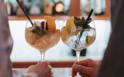 Aperitif vor dem Abendessen an der Bar genießen