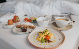 reichhaltiges Frühstück im Hotelzimmer