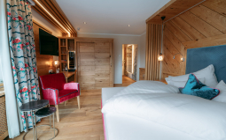 Vier Sterne Superior | Hotel Einblick in das Doppelzimmer Dachsteinblick nach Innen