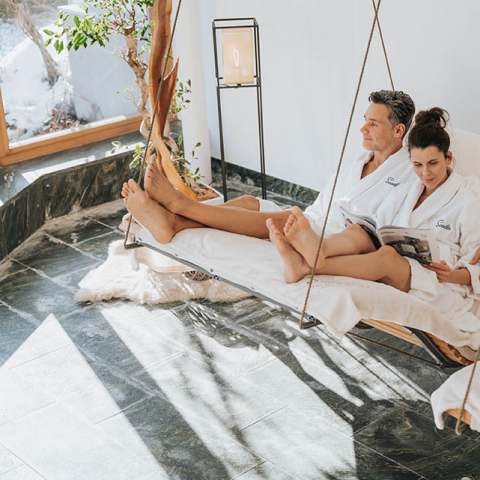 Entspannen in der Schwebeliege im Wellnessbereich