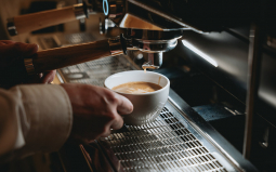Barista frisch mit Siebträgerkaffeemaschine