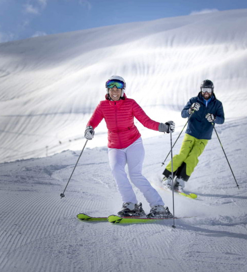 Skifahren am Loser Berg, im Winter unter blauem Himmel