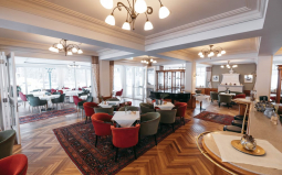 Wiener Kaffeezeit im Brahms Café des Hotel Seevilla genießen