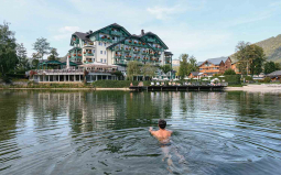 Direkt vorm Hotel in den See