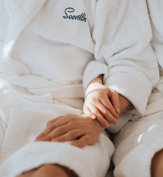 Auf der Liege im Saunabereich zu zweit entspannen