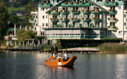 Frühstück während einer Fahrt auf dem Altaussee in einer Plätte, dem traditionellen Boot im Ausseerland