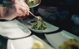 In der Küche des Restaurant der Sevilla Altaussee werden schmackhafte Vorspeisen für Sie angerichtet