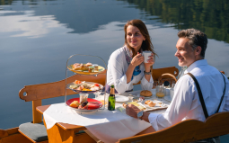 Sommerliches Frühstück während einer Plättenfahrt auf dem Altaussee genießen