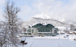 Das Hotel Seevilla in der Steiermark an einem schönen Wintertag