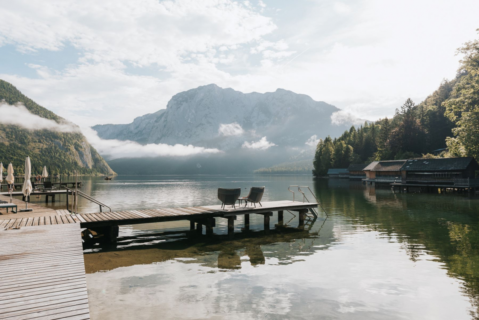 Badesteg am Ufer des Altausseer Sees mit Hotel Seevilla mit privatem Seezugang
