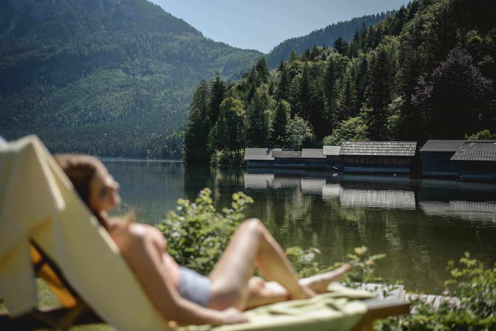 Gönnen Sie sich eine Auszeit und entspannen Sie auf einer Liege direkt am Altaussee an der Seevilla