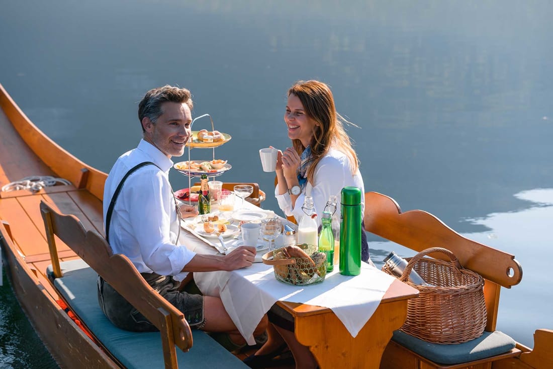 Frühstücken Sie auf der Plätte, dem traditionellen Boot im Ausseerland, während einer Ausfahrt